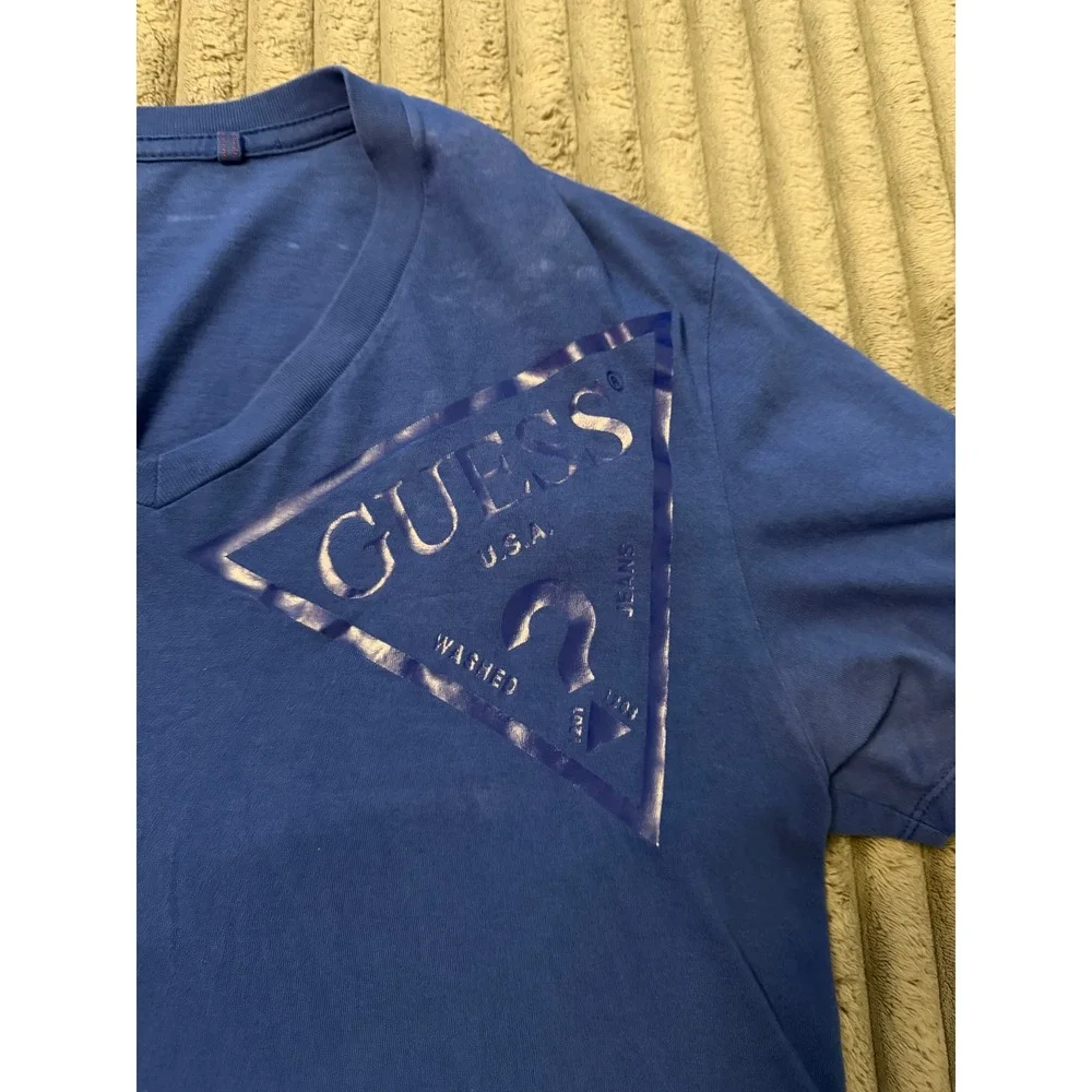Guess Jeans USA Mens Blue V-Neck T-Shirt Large Tonal Triangle Logo Size Medium - Picture 2 of 5